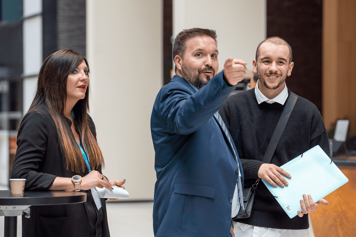 Photo d'un homme qui pointe du doigt pour aider un participant - Fond'Actions des Possibles