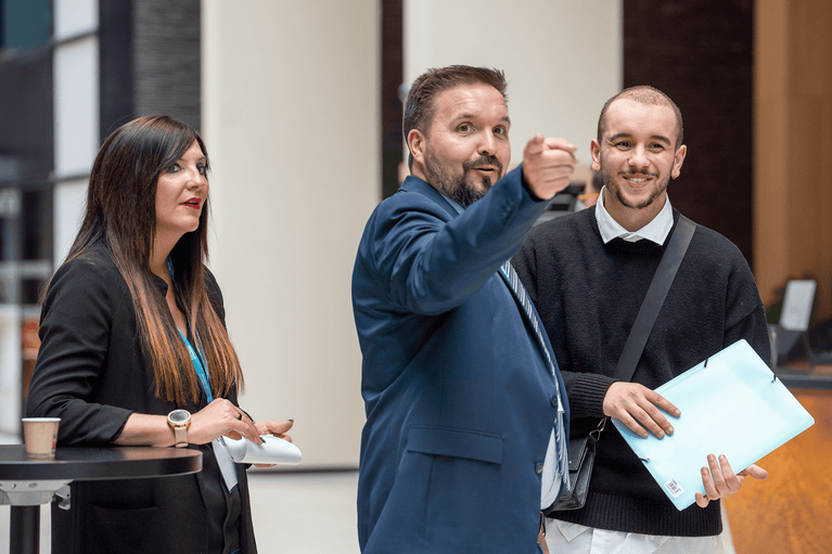 Photo d'un homme qui pointe du doigt pour aider un participant - Fond'Actions des Possibles